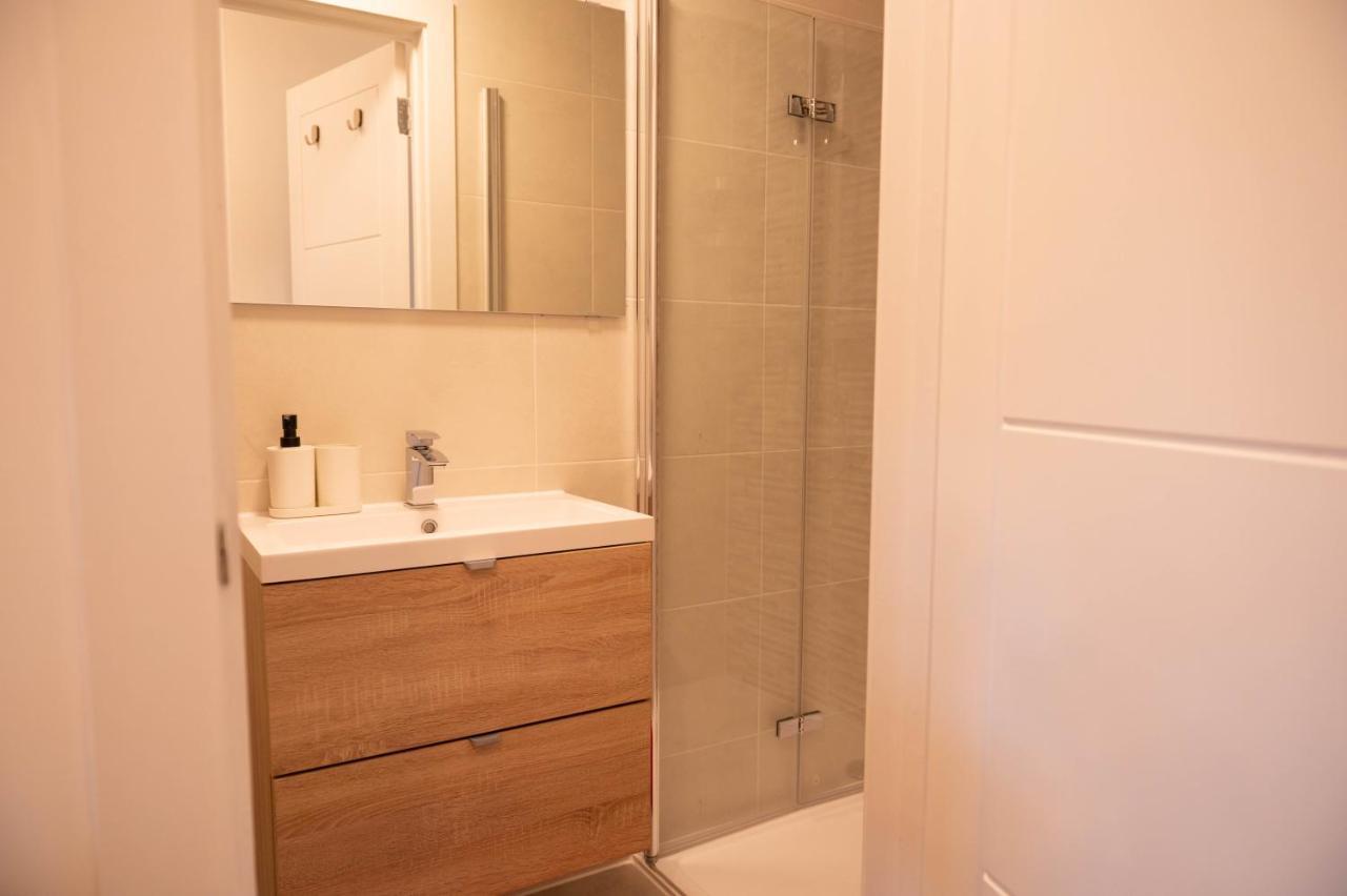 Walnut Flats-F4, 2-Bedroom With Ensuite - Parking, Netflix, Wifi - Close To Oxford, Bicester & Blenheim Palace Kidlington Eksteriør billede